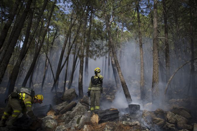 Firefighters try to extinguish a wildfire in Robledo de Chavela, 60kms west of Madrid, on August 28, 2012. Some 2,000 people who were evacuated due to raging wildfires in the west of Madrid were allowed to return to their homes three days later.