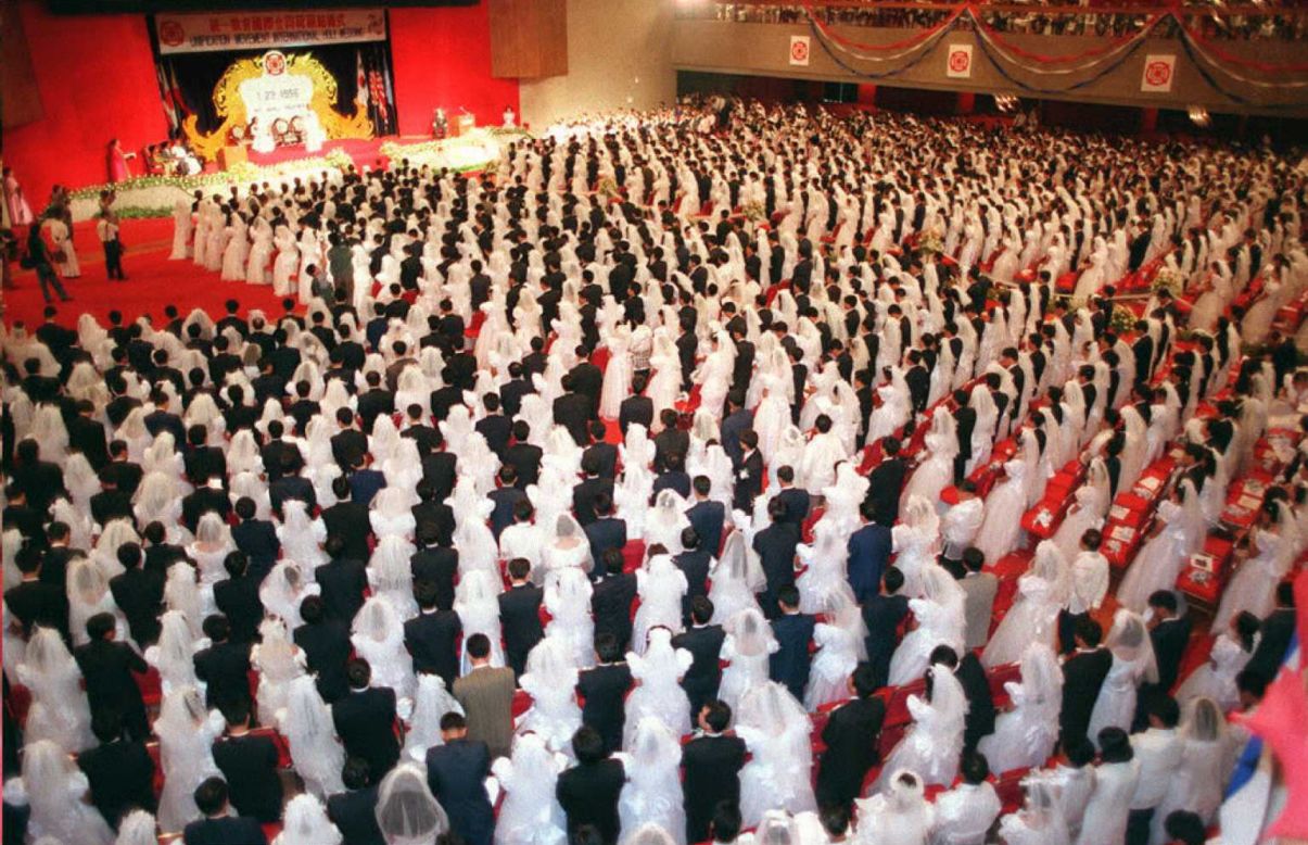 More than 1,000 Korean and Filipino couples attend a mass wedding ceremony in Manila on January 23, 1996. Moon led the Unification Church, which gained fame worldwide for its mass weddings.