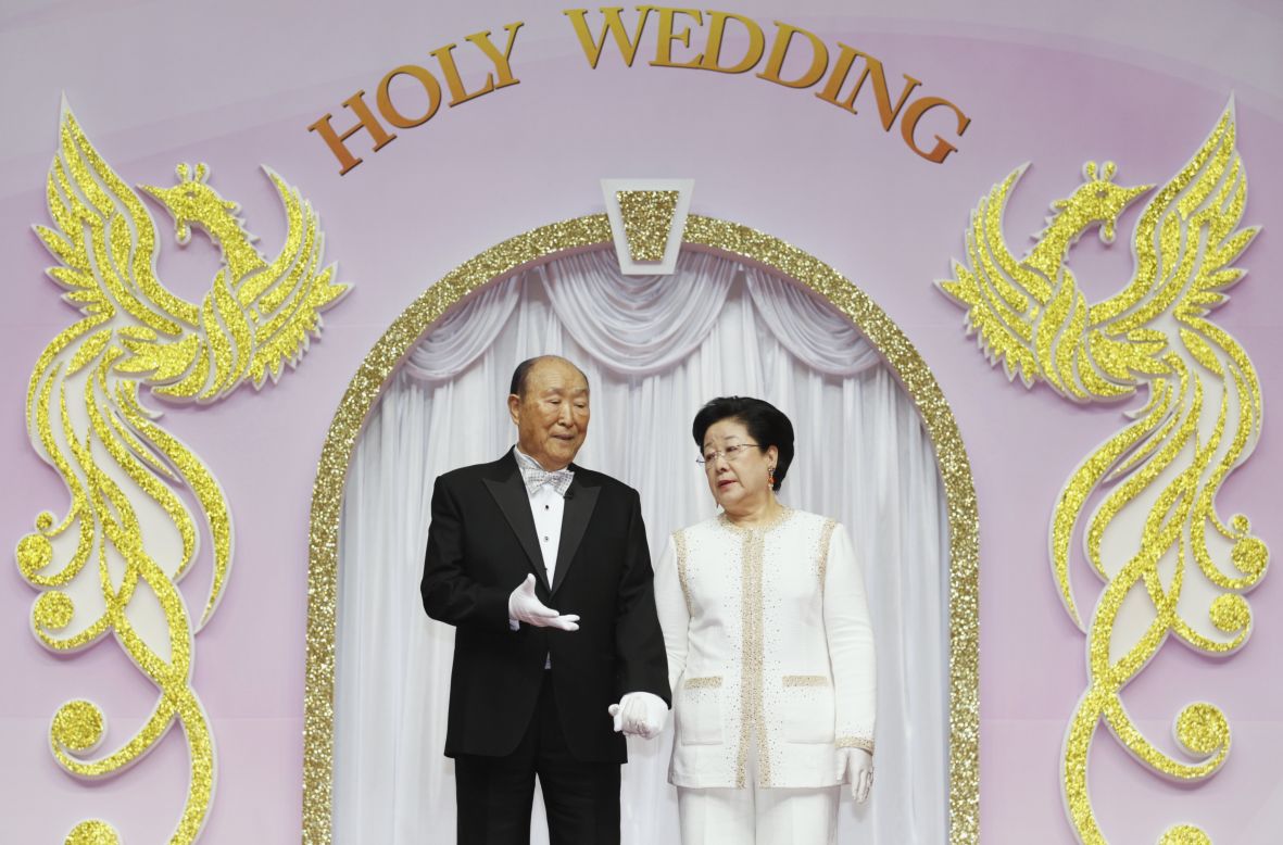 Moon and his wife oversee a mass wedding of 5,200 couples on March 24 in Gapyeong. The Unification Church performed its first mass wedding in 1961 with 33 couples.