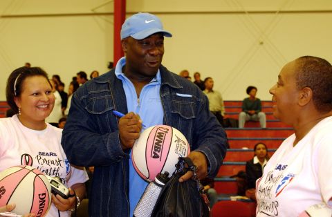 Duncan signs autographs for fans during the 2001 Sears-WNBA Breast Health Awareness Celebrity Game in Santa Monica, California. 