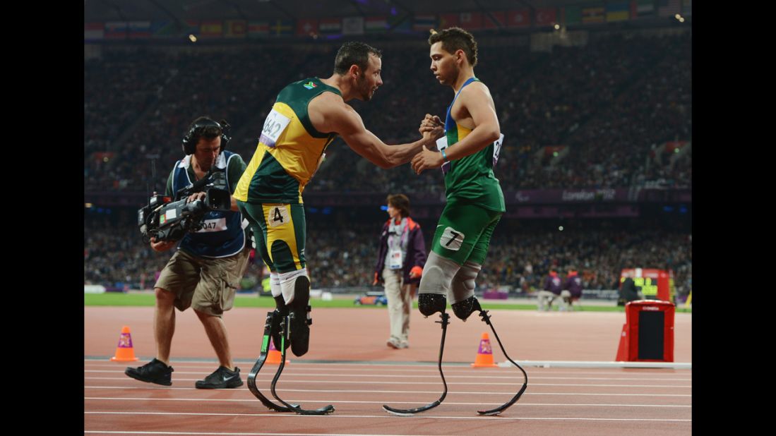 Oliveira is congratulated by Pistorius at the end of the men's 200-meter T44 race.