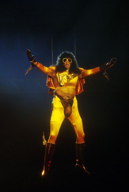 Howard Stern, dressed as "Fartman," showed off his butt cheeks at the 1992 show in a pair of tight yellow pants with strategically placed cutouts. The audience got a good look at the radio personality's derriere when he was lowered onto the stage to present an award.