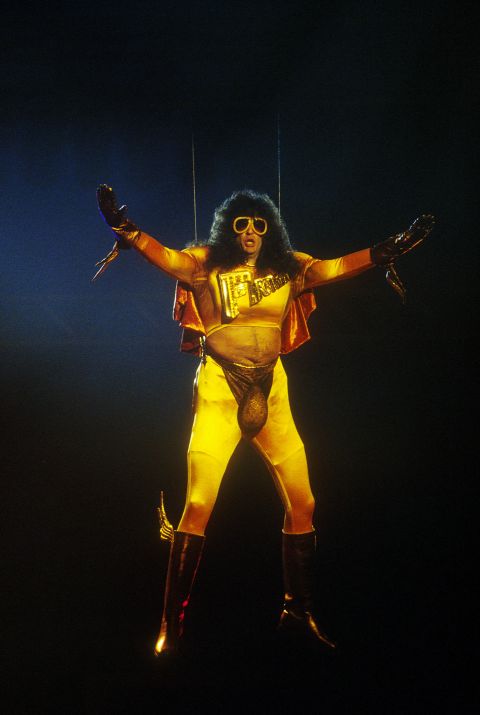 Howard Stern, dressed as "Fartman," showed off his butt cheeks at the 1992 show in a pair of tight yellow pants with strategically placed cutouts. The audience got a good look at the radio personality's derriere when he was lowered onto the stage to present an award.