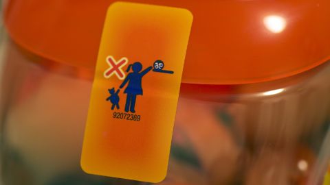 This illustration warns that detergent gel packs should be kept out of reach of children.