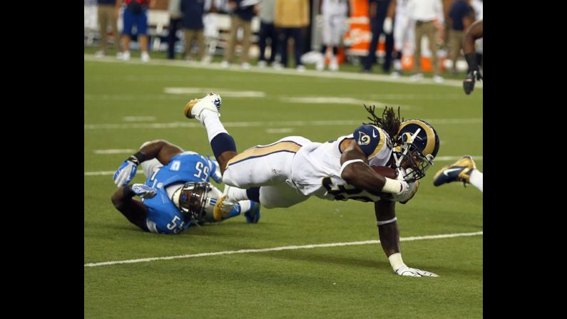 In Detroit on Sunday, No.39 Steven Jackson of the St. Louis Rams is tripped up by No.55 Stephen Tulloch of the Detroit Lions.