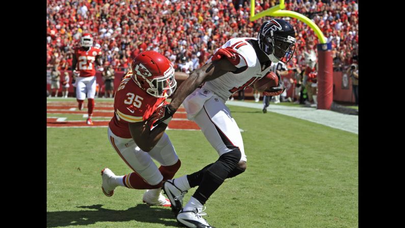 Wide receiver No.11 Julio Jones of the Atlanta Falcons catches an eight-yard touchdown pass against defensive back No.35 Jacques Reeves of the Kansas City Chiefs on Sunday.