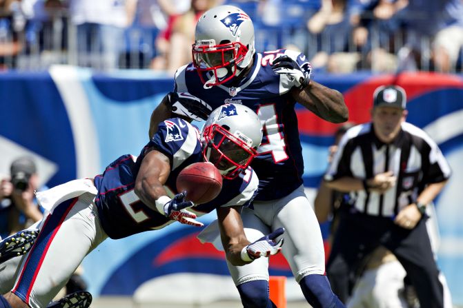 No.27 Tavon Wilson of the Patriots intercepts a tipped pass in the end zone against the Titans on Sunday.
