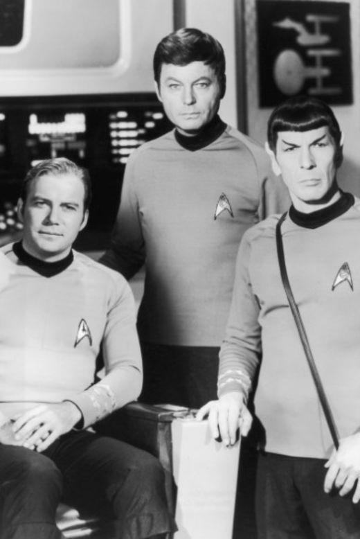 El capitán Kirk, el Dr. McCoy y Mr. Spock: El triunvirato de ciencia ficción de la original "Star Trek".