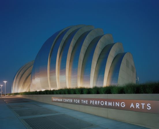 The Muriel Kauffman Center for the Performing Arts was designed by Safdie Architects and completed in 2011. Sitting between the city's historic warehouse district and its newer entertainment area, the expansive structure offers a 180-degree views of the city. The main hall is illuminated by night, allowing the public to see inside. 