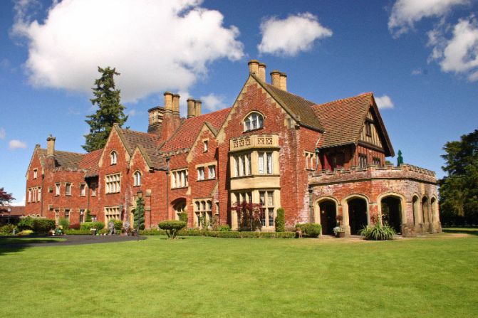 Although Thornewood Castle stands guard in Washington state, it's actually a 500-year-old English Elizabethan manor that was moved to the United States as a gift from Chester Thorne for his bride, Anna. 