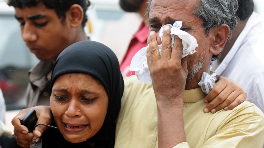 Relatives mourn the death of Pakistani garment factory workers following a fire in Karachi 