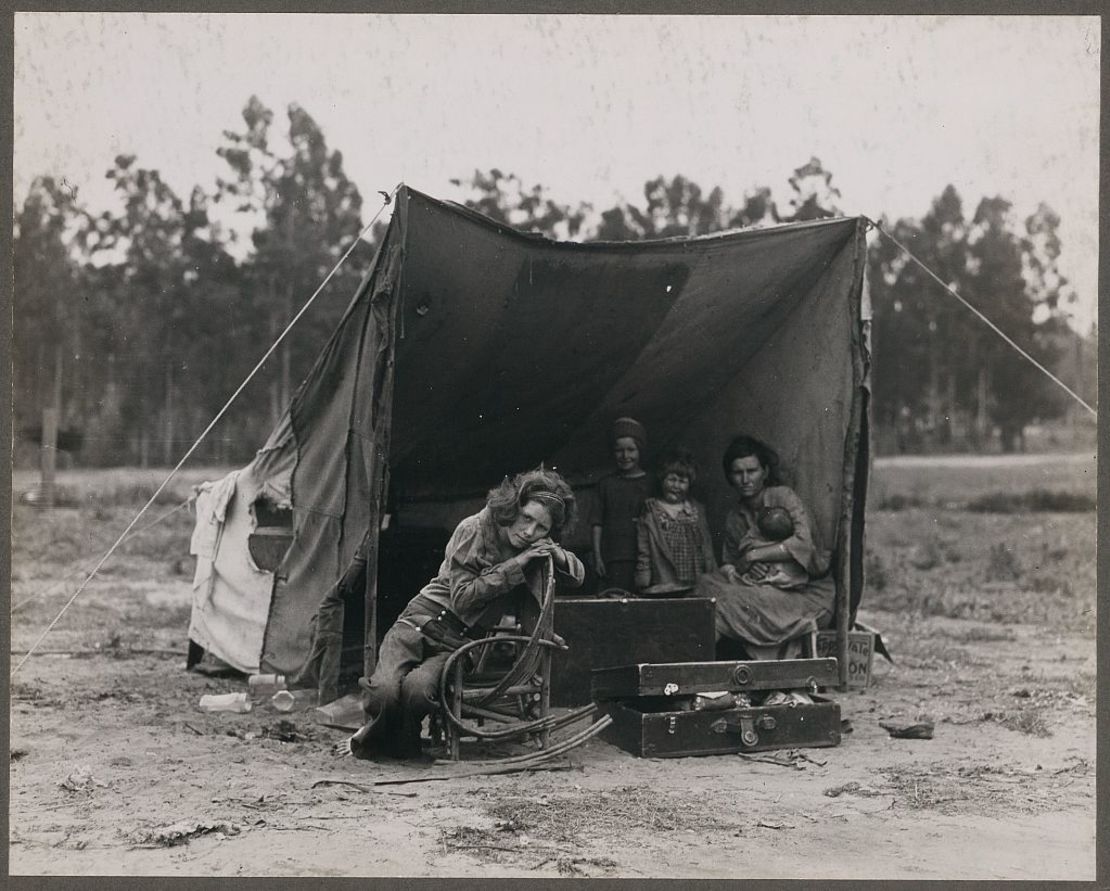  Florence Thompson, right, and her children were featured in Dorothea Lange's "Migrant Mother" photo. 