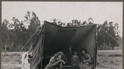  Florence Thompson, right, and her children were featured in Dorothea Lange's "Migrant Mother" photo. 