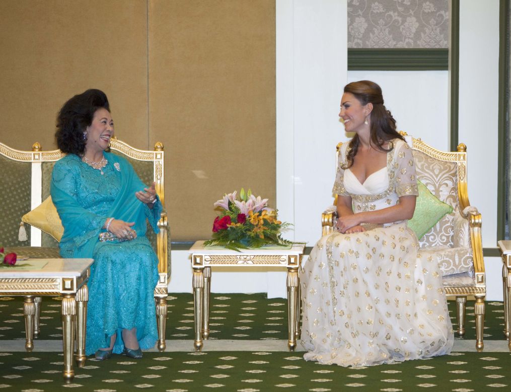 Catherine talks to Sultanah Tuanku Haminah binti Hamidun, the Raja Permaisuri Agong of Malaysia, during an official dinner hosted by Malaysia's sultan.