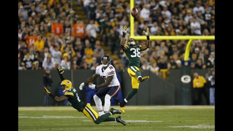 Tramon Williams, No. 38, of the Packers intercepts a pass intended for Brandon Marshall of the Chicago Bears on Thursday.