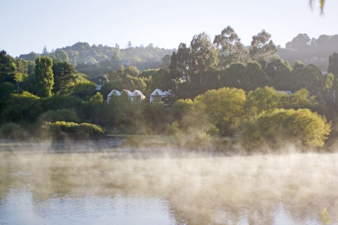 Recover from your retail exertion at the spas in Daylesford. Lake House, complete with a spa and a gourmet restaurant, offers a serene setting for an overnight retreat.