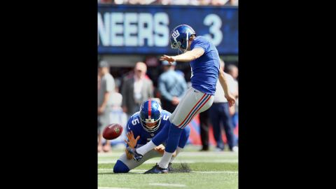 Lawrence Tynes of the New York Giants kicks a field goal in the first half against the Tampa Bay Buccaneers on Sunday.