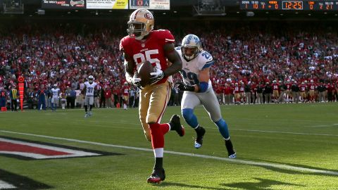 Tight end Vernon Davis of the San Francisco 49ers catches a touchdown pass in front of John Wendling of the Detroit Lions on Sunday.
