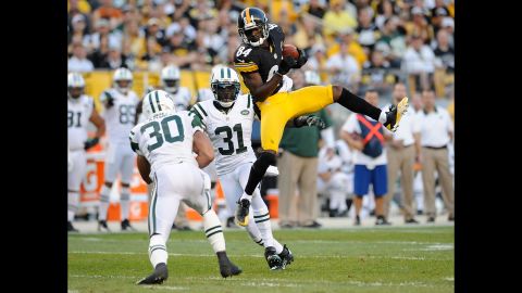 Antonio Brown of the Pittsburgh Steelers makes a catch Sunday against the New York Jets.