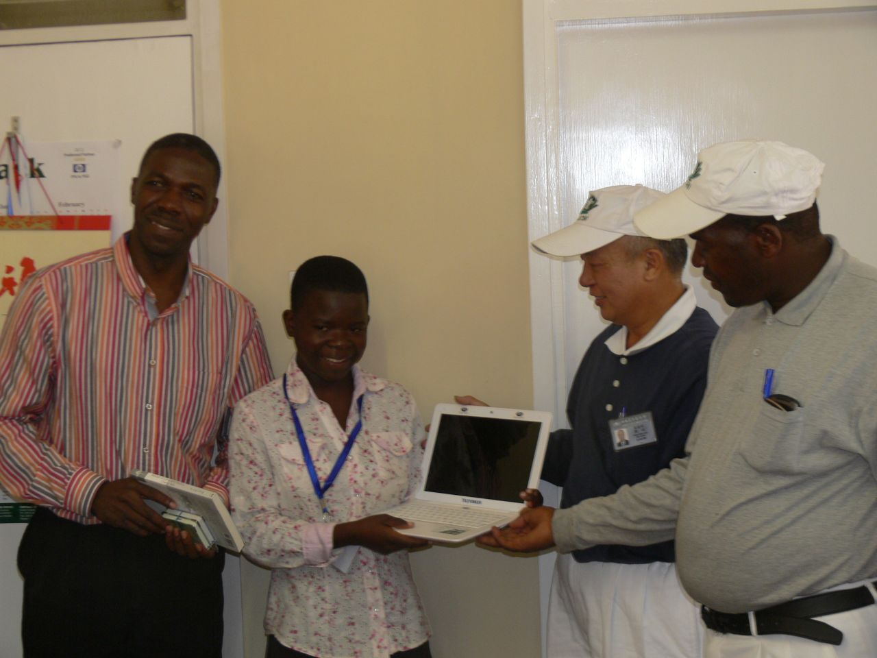 Maud, standing next to Munyaradzi Madambi, the dean of students at the University of Zimbabwe, received last week a donation of a laptop by the TZU CHI Foundation.