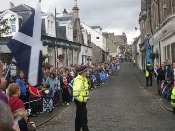 Thousands lined the streets of the Scottish town of Dunblane to welcome home local hero and U.S. Open champion Andy Murray.