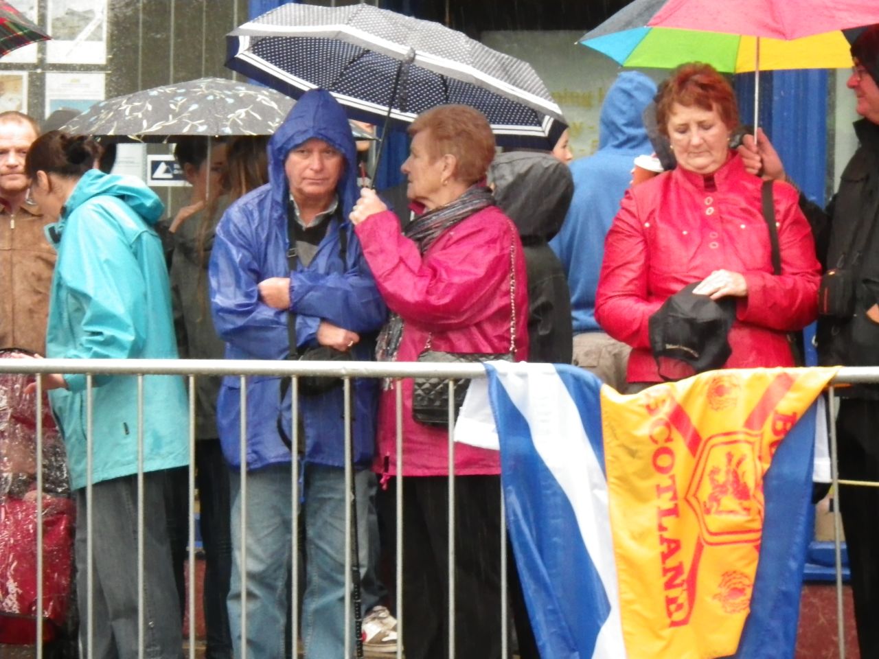 Despite wet weather, eager fans waited for a glimpse of the world No. 4.