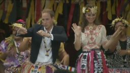 vo will and kate dancing in tuvalu_00002823