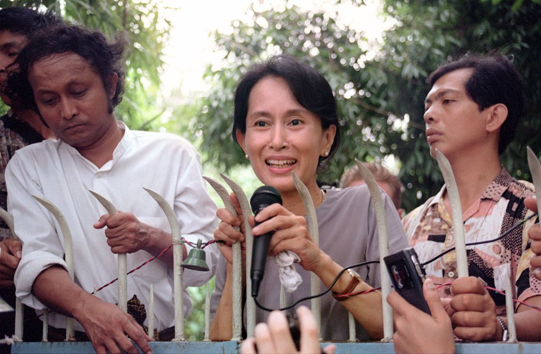 Aung San Suu Kyi speaks to reporters in 1994. 