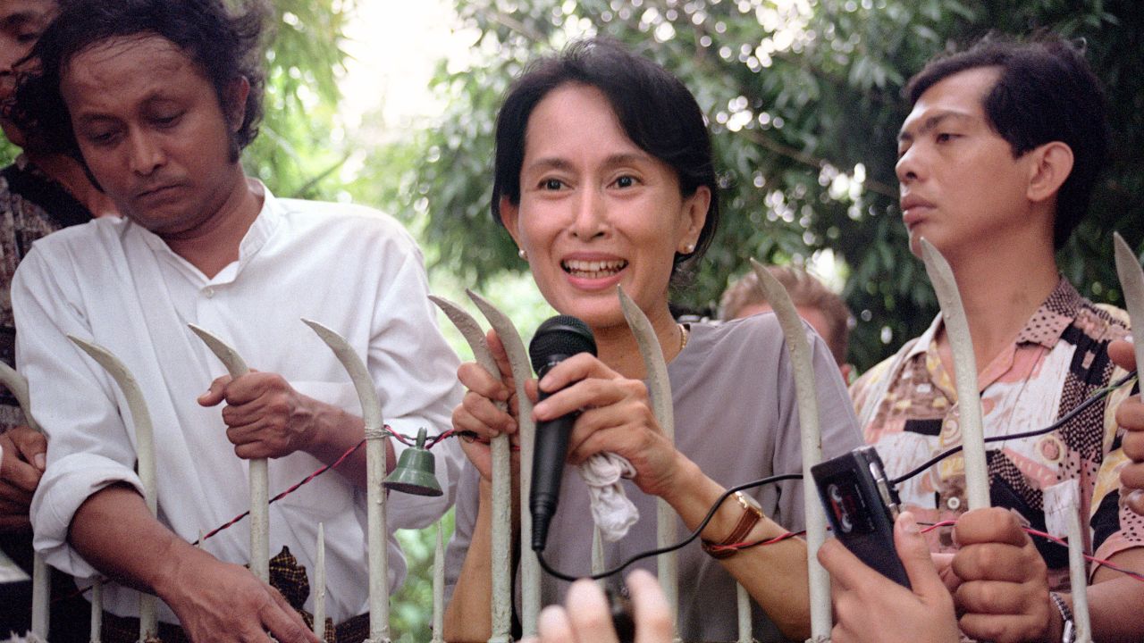 Aung San Suu Kyi speaks to reporters in 1994. 