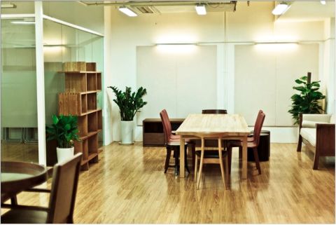 As with most co-working space, Xindanwei offers open working areas as well as enclosed offices.