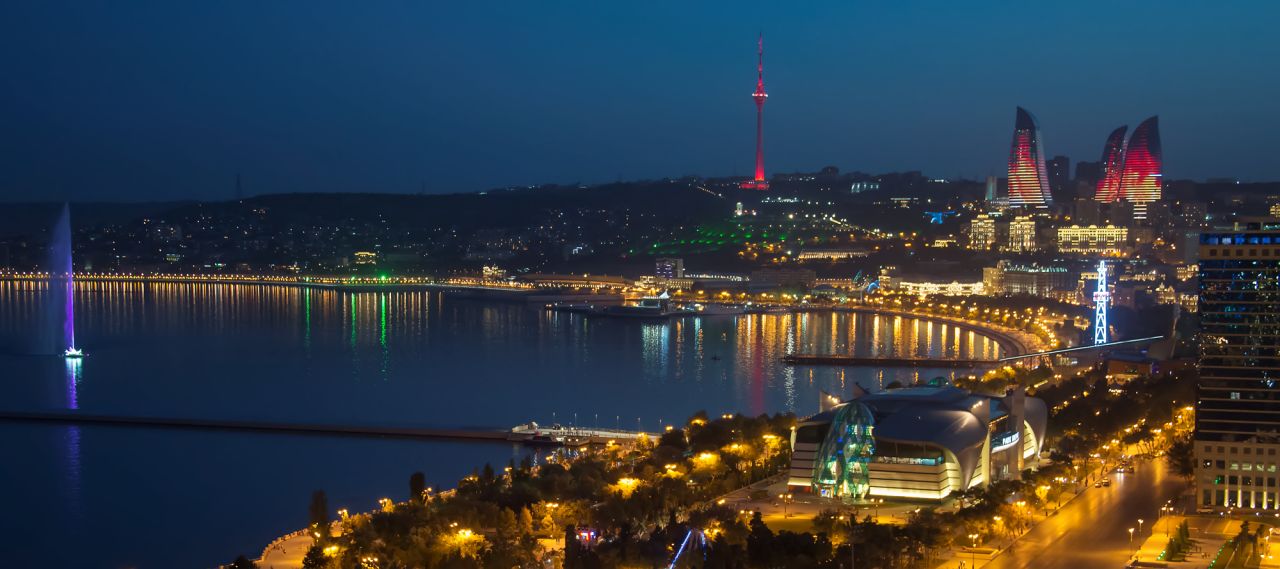 Las Torres Flama en Bakú, Azerbaiyán, giran sensualmente sobre el cielo de la capital, totalmente cubiertas con pantallas LED.
