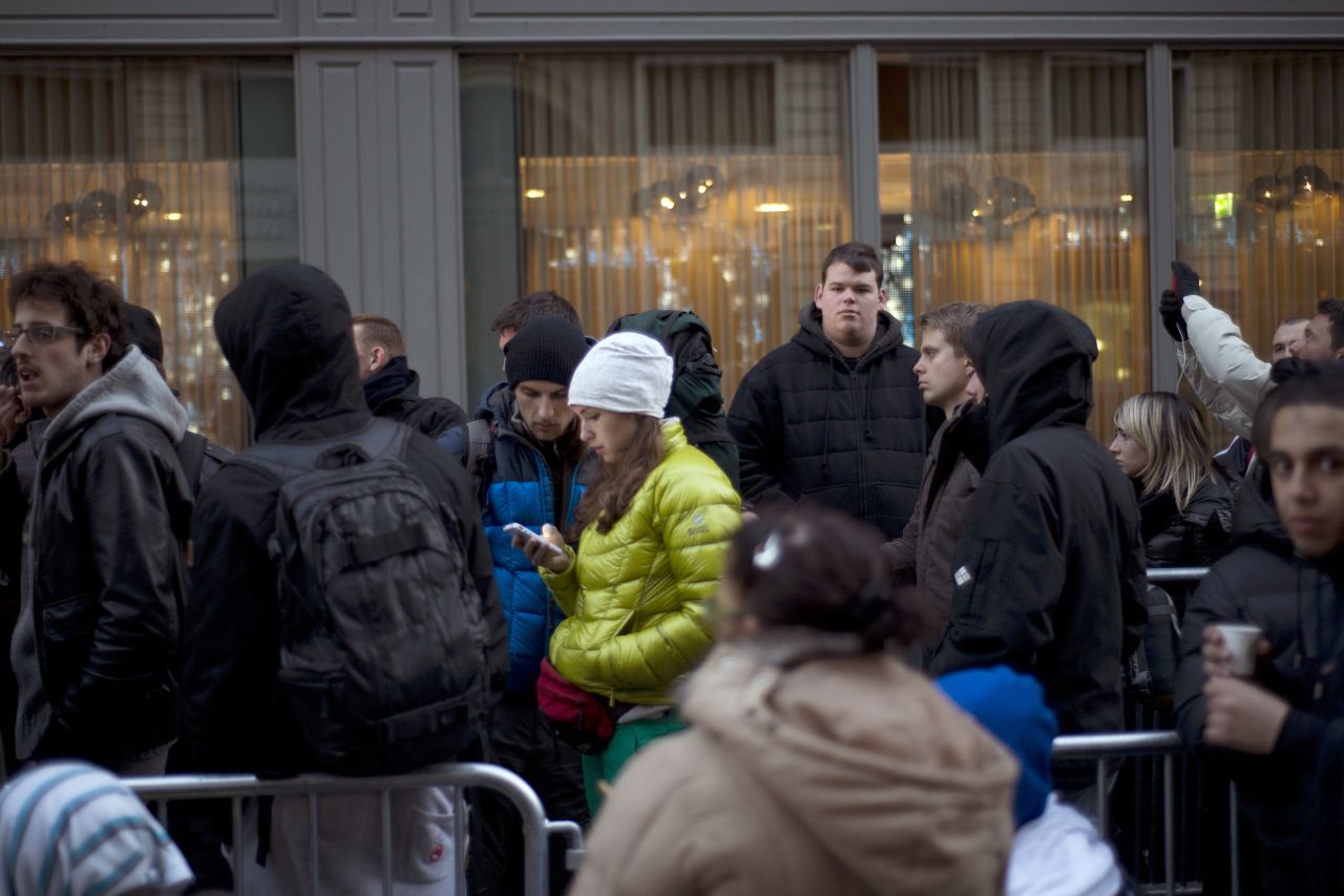 Customers in Paris wait for the Apple Store to open.