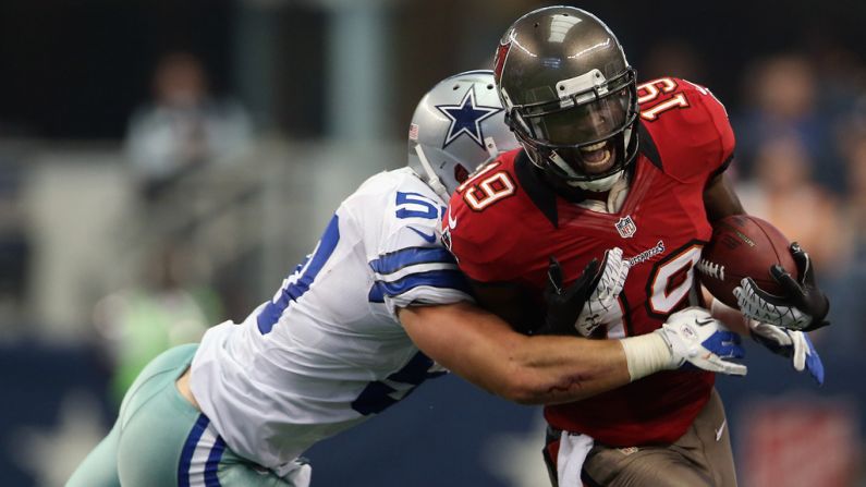 Tampa Bay's Mike Williams tries to elude Sean Lee of Dallas.