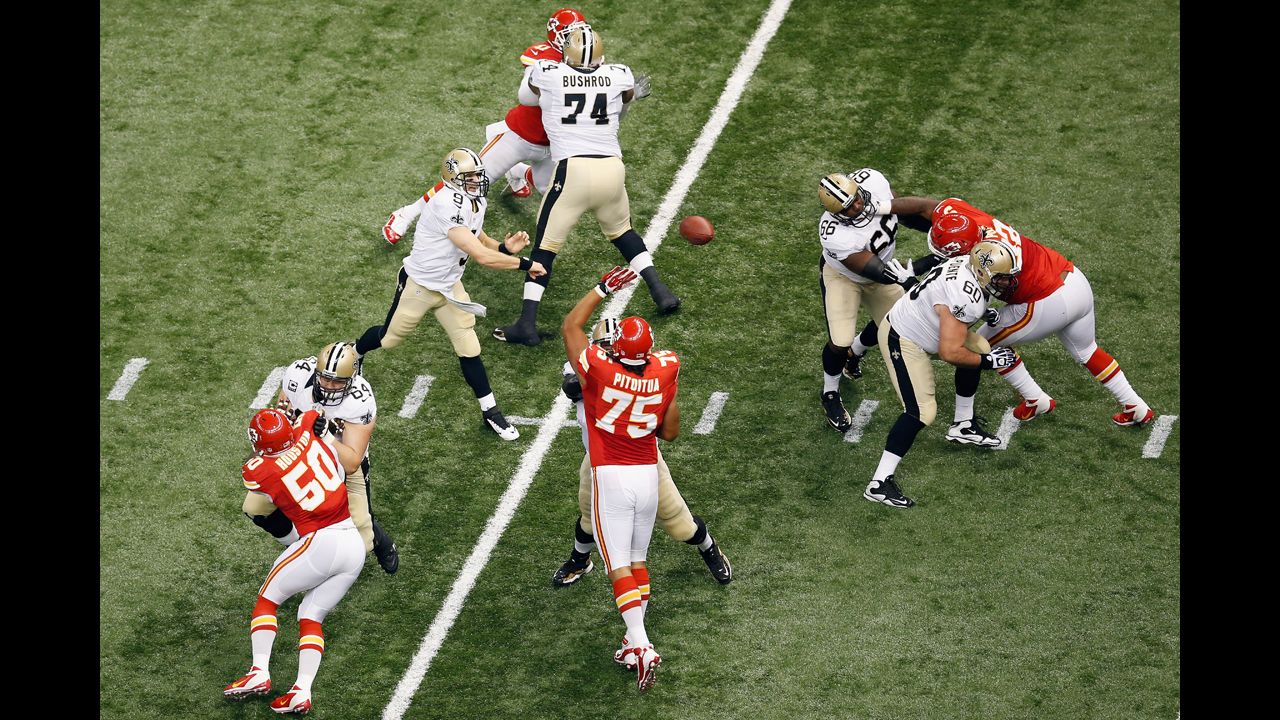 Saints quarterback Drew Brees throws a pass against the Chiefs.