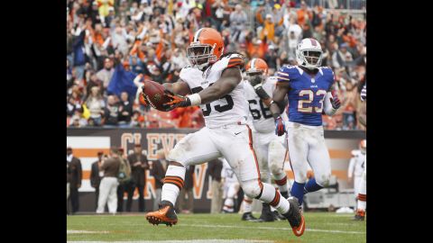 Trent Richardson of the Cleveland Browns scores a touchdown against the Buffalo Bills on Sunday.