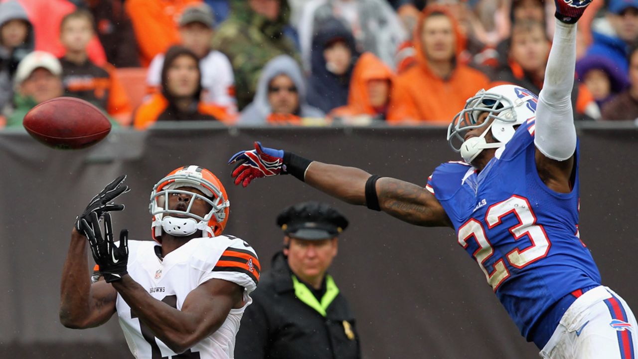 Aaron Williams of Buffalo breaks up a pass intended for Cleveland's Mohamed Massaquoi.