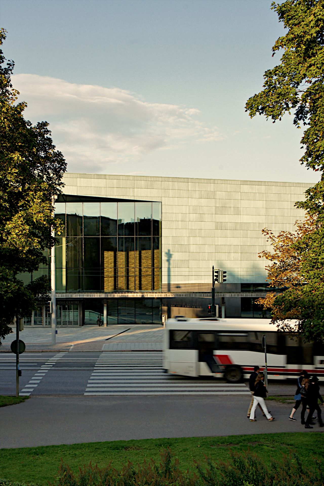 The new concert venue and music academy sits close to three of Helsinki's architectural monuments -- the neoclassical Parliament House, <a href="http://www.finlandiatalo.fi/en/" target="_blank" target="_blank">Finlandia Hall</a> (designed by Alvar Aalto) and <a href="http://www.kiasma.fi/kiasma_en" target="_blank">Kiasma Museum of Contemporary Art</a>.