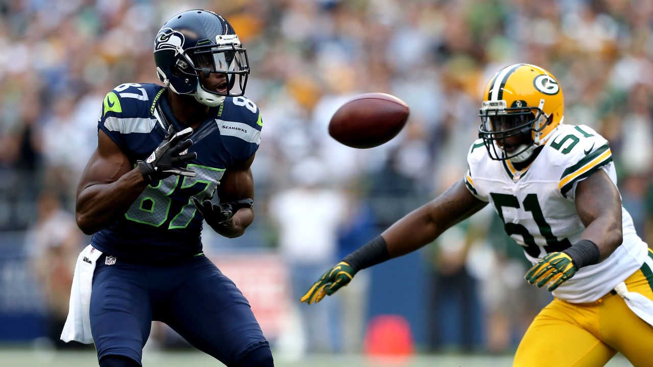 Ben Obomanu of the Seattle Seahawks prepares to catch a pass as D.J. Smith of the Green Bay Packers defends on Monday.