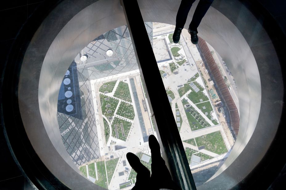 A view from a portal reveals the tower's height, although Koolhaas says his skyscraper is "a big building which, rather than consume a space, creates a space".