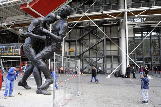 The moment French football superstar Zinedine Zidane headbutted Italy's Marco Materazzi in the 2006 World Cup final has been immortalized in a five meter bronze statue. The statue, positioned outside of Paris' Pompidou Museum, is the work of Algerian-born artist Adel Abdessemed.