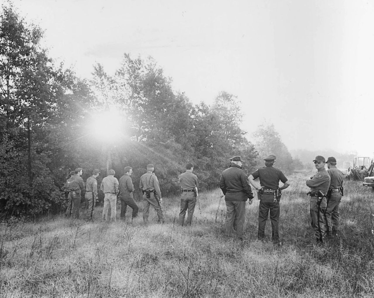 Police sweep a field in Waterford Township, Michigan, in search of Hoffa's body in July 1975.