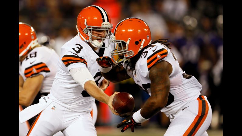 Quarterback Brandon Weeden of the Cleveland Browns hands off to running back Trent Richardson on Thursday.