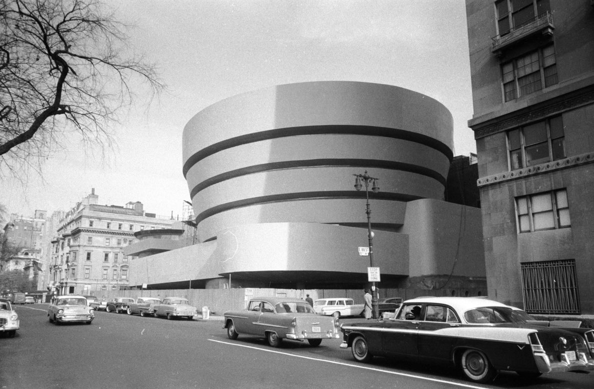 A building that Romero particularly admires is the Guggenheim Museum in New York, designed by Frank Lloyd Wright. It opened in 1959.