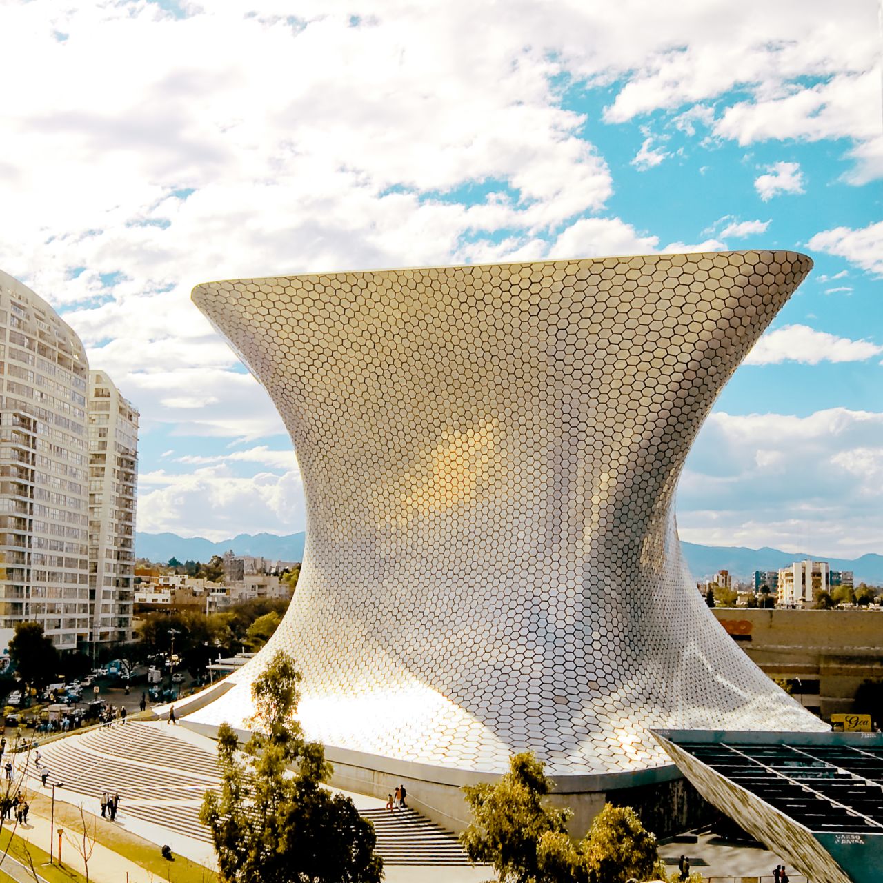 La forma de reloj de arena del Museo Soumaya en la Ciudad de México está completamente revestida en aluminio.