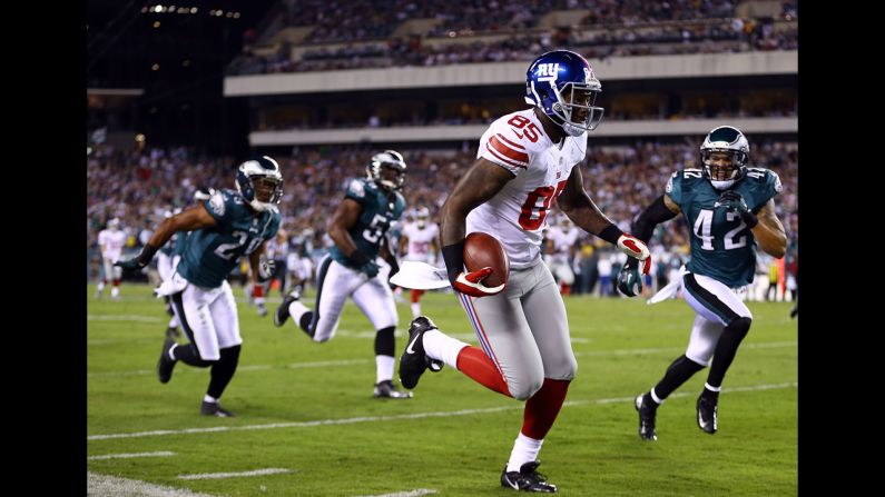 Martellus Bennett of the New York Giants runs after making a catch Sunday against the Philadelphia Eagles.