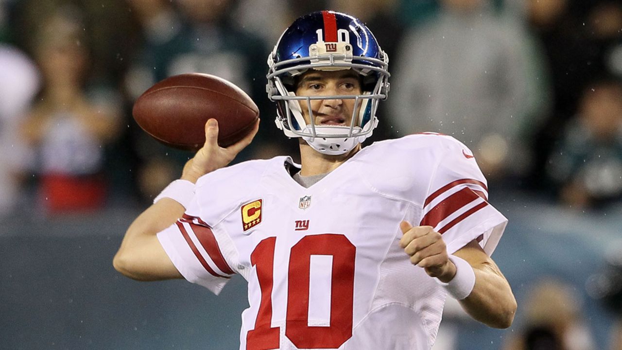 New York Giants quarterback Eli Manning drops back to pass on Sunday.