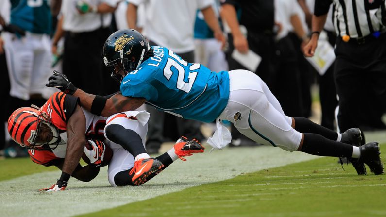 Andrew Hawkins of the Cincinnati Bengals makes a catch Sunday under pressure from Dwight Lowery of the Jacksonville Jaguars.