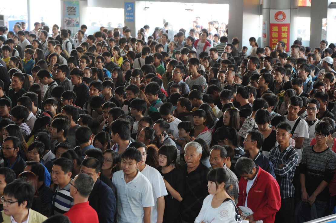 Traveling during the holidays on the train proved to be no easy task at Hefei.