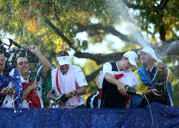 Francesco Molinari, Ian Poulter y Nicolas Colsaerts de Europa celebran luego de ganar la edición no. 39 de la Ryder Cup en el Medinah Country Club en 2012, luego de una dramática victoria de 14½ - 13½.