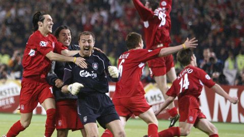 Liverpool's Polish goalkeeper Jerzy Dudek (C) celebrates surrounded by teammates at the end of the Champions League football final against AC Milan.